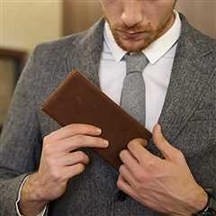The Complete Buying Guide to Leather Bifold Wallets
